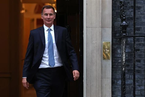 Bộ trưởng Tài chính Anh đảo ngược kế hoạch giảm thuế của chính phủ