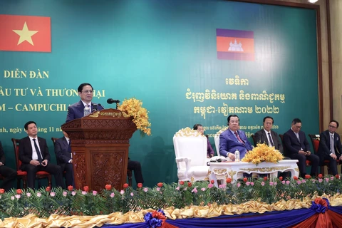 [Photo] Thủ tướng Việt Nam và Campuchia dự diễn đàn xúc tiến đầu tư