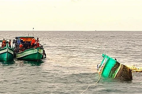 Quảng Bình hỗ trợ trục vớt tàu cá bị chìm trên cửa sông Roòn