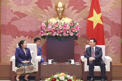 [Photo] Chủ tịch Quốc hội tiếp Trưởng Ban Tổ chức Trung ương Lào