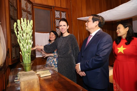 [Photo] Thủ tướng New Zealand thăm Khu Di tích Chủ tịch Hồ Chí Minh