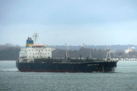 Một tàu chở dầu bị bắn trúng ở ngoài khơi bờ biển Oman