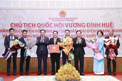 Chủ tịch Quốc hội gặp gỡ cộng đồng người Việt tại Campuchia