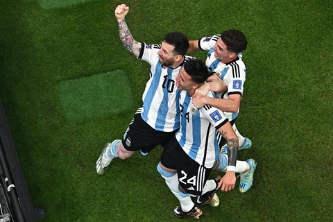 World Cup 2022: Messi tỏa sáng giúp Argentina giữ hy vọng đi tiếp