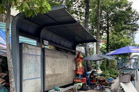 Thủ đô Hà Nội chấn chỉnh tình trạng chiếm dụng nhà chờ xe buýt 