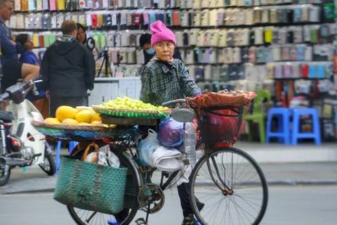 [Photo] Người lao động tại Thủ đô mưu sinh giữa thời tiết rét buốt