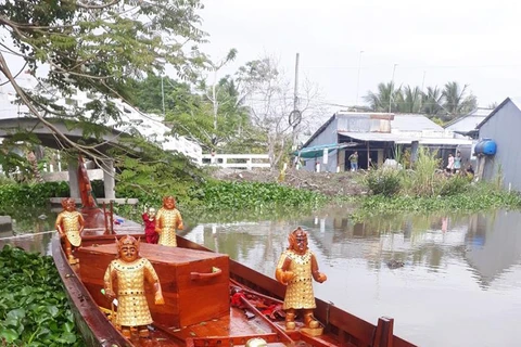 Xác minh nguồn gốc thuyền rồng có hoa văn lạ trôi dạt ở Kiên Giang