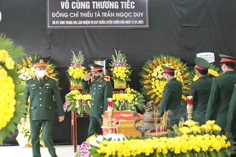 Đồng đội, gia đình đưa tiễn Thiếu tá phi công Trần Ngọc Duy