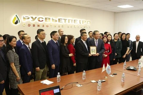 Đại sứ Việt Nam tại Nga thăm và chúc tết liên doanh dầu khí Rusvietpet