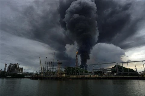 Hỏa hoạn tại nhà máy lọc dầu gần biên giới Nga và Ukraine