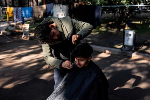 Động đất tại Thổ Nhĩ Kỳ: Dịch vụ cắt tóc miễn phí trong trại tị nạn