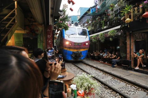 Tái diễn càphê đường tàu ở Hà Nội: Vẫn chỉ là "bắt cóc bỏ đĩa"