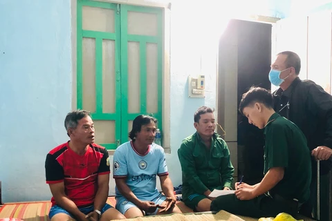 Bình Thuận: Cứu được 5 thuyền viên trong vụ 2 sà lan bị sóng đánh chìm