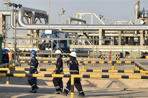 Nga, Saudi Arabia tái khẳng định cam kết cắt giảm sản lượng dầu mỏ