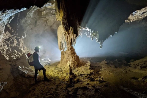 Chiêm ngưỡng hệ thống hang động tuyệt đẹp dài hơn 3km ở Quảng Bình