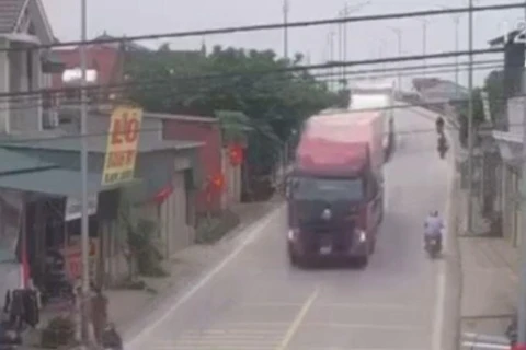  Tai nạn thương tâm tại Hà Tĩnh, xe máy đâm thẳng vào xe đầu kéo 