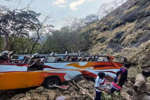 Ấn Độ: Xe buýt lao xuống con mương cạnh đường khiến 12 người tử vong