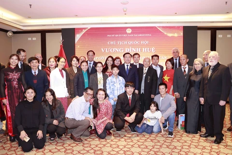 Chủ tịch Quốc hội gặp cộng đồng người Việt Nam tại Argentina