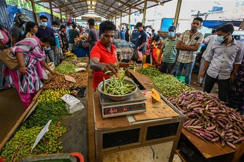 Sri Lanka cắt giảm mạnh lãi suất lần đầu tiên kể từ khi bị khủng hoảng