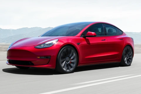 Tesla Mode 3 có giá thấp hơn xe chạy nhiên liệu xăng Toyota Camry