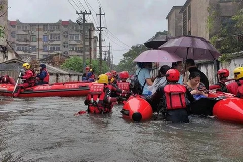 Trung Quốc: Mưa bão khiến một cần cẩu bị lật, 3 người thiệt mạng 