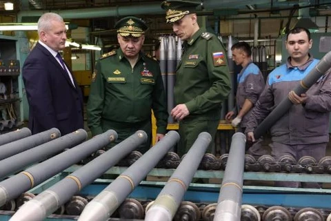 Bộ trưởng Quốc phòng Nga thăm nhà máy chế tạo xe tăng, súng phun lửa
