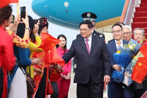 Thủ tướng tới Bắc Kinh bắt đầu thăm chính thức Trung Quốc, dự WEF