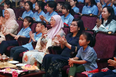 Phu nhân Thủ tướng Malaysia thưởng thức nghệ thuật múa rối nước