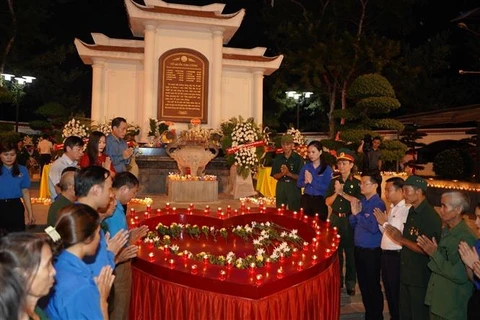 Hà Tĩnh: Thắp nến tri ân các Anh hùng liệt sỹ tại Ngã ba Đồng Lộc