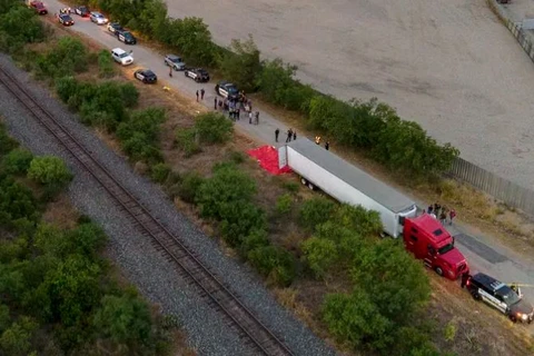 Cảnh sát Mỹ phát hiện 12 người di cư trong thùng xe tải 18 bánh 
