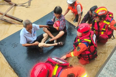 Bão Doksuri kèm theo mưa lớn hoành hành dữ dội tại Trung Quốc