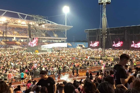 Hàng vạn người đổ về SVĐ Mỹ Đình xem concert của BlackPink