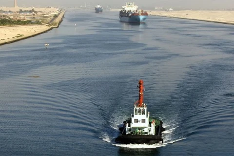Tàu kéo Ai Cập chìm sau va chạm với tàu chở khí đốt trên kênh đào Suez