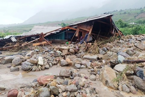 Hình ảnh mưa lũ gây sạt lở đất, phá sụp nhà dân ở Sơn La, Lai Châu