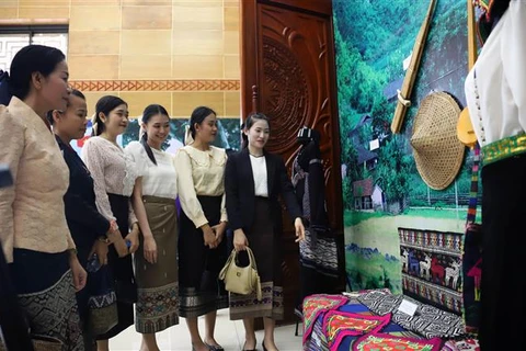 Trưng bày chuyên đề về đất nước, con người và văn hóa Việt Nam tại Lào