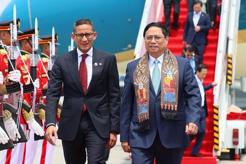 Thủ tướng đến Indonesia dự Hội nghị Cấp cao ASEAN lần thứ 43