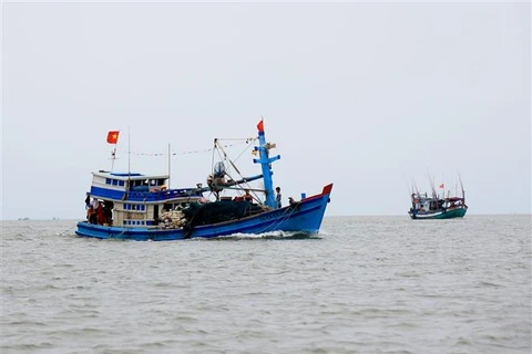 Khánh Hòa: Cứu hộ kịp thời tàu cá ngư dân bị hỏng bánh lái trên biển
