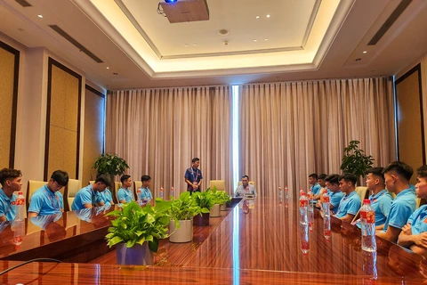 Chủ tịch VFF Trần Quốc Tuấn khích lệ Đội tuyển Olympic Việt Nam