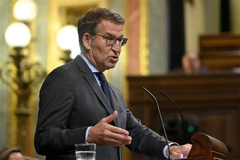 Lãnh đạo phe bảo thủ Alberto Nunez Feijoo phát biểu tại Hạ viện Tây Ban Nha, ngày 27/9. (Ảnh: AFP/TTXVN)