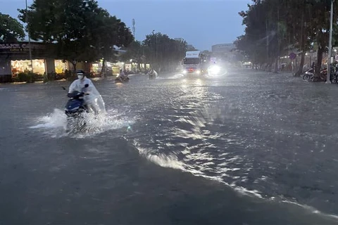 Mưa lớn chưa dứt, Đà Nẵng tiếp tục ứng phó với áp thấp trên biển