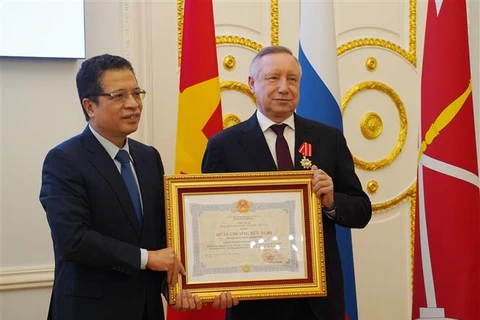 Đại sứ Đặng Minh Khôi trao tặng Huân chương Hữu nghị cho Thống đốc St. Petersburg, ông Alexander Beglov. (Ảnh: Duy Trinh/TTXVN)
