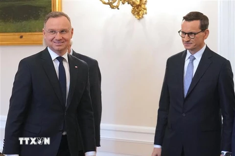 Tổng thống Ba Lan Andrzej Duda (trái) và Thủ tướng Mateusz Morawiecki tại Vácsava, ngày 24/10. (Ảnh: AFP/TTXVN)