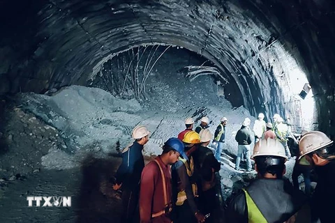 Công tác cứu hộ được triển khai tại hiện trường vụ sập đường hầm ở bang Uttarakhand, Ấn Độ ngày 12/11. (Ảnh: AFP/TTXVN) 