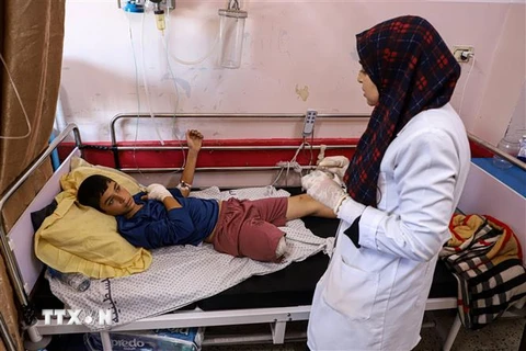 Em nhỏ bị thương do xung đột Israel-Hamas được điều trị tại bệnh viện ở Khan Younis, Dải Gaza, ngày 10/11. (Ảnh: THX/TTXVN)