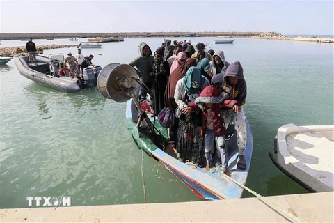 Thuyền chở người di cư được giải cứu. (Ảnh: AFP/TTXVN)