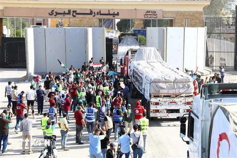 Đoàn xe chở hàng cứu trợ đến Dải Gaza qua cửa khẩu Rafah. (Ảnh: THX/TTXVN)
