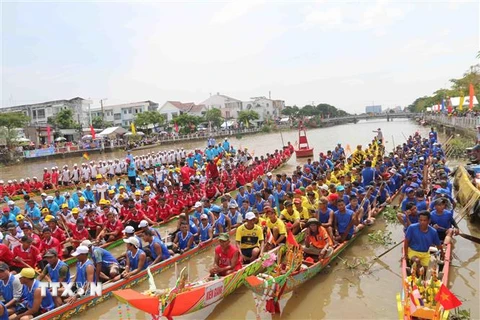 Giải đua Ghe ngo tỉnh Trà Vinh mừng Lễ hội Ok Om Bok năm 2022. (Ảnh: Phúc Sơn/TTXVN)