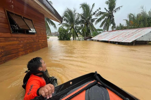 Lực lượng cứu hộ Philippines sơ tán người dân. (Nguồn: AFP)