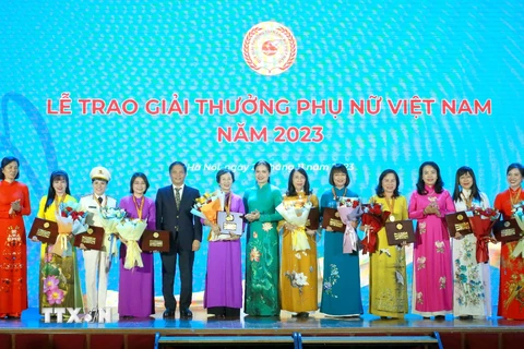 Trưởng ban Kinh tế Trung ương Trần Tuấn Anh và Chủ tịch Hội Liên hiệp Phụ nữ Việt Nam trao Giải thưởng Phụ nữ Việt Nam năm 2023. (Ảnh: Phương Hoa/TTXVN)