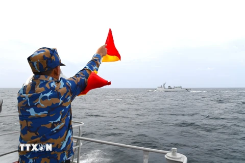 Hải quân hai nước huấn luyện cờ tay trong quá trình tuần tra. (Ảnh: TTXVN phát)